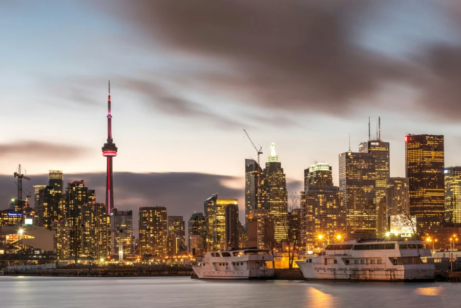 Skyline von Toronto vom Wasser aus gesehen