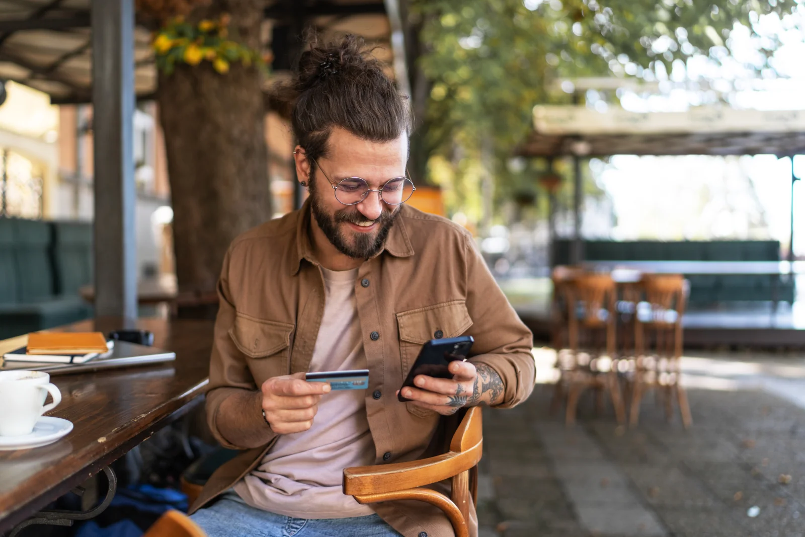 junger Mann beim Einlösen des Shoppingguthabens der Amex Platinum Card bei Lodenfrey