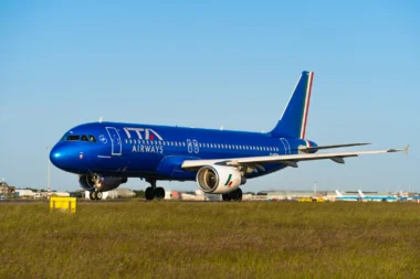 ITA Airways Flugzeug am Flughafen Amsterdam