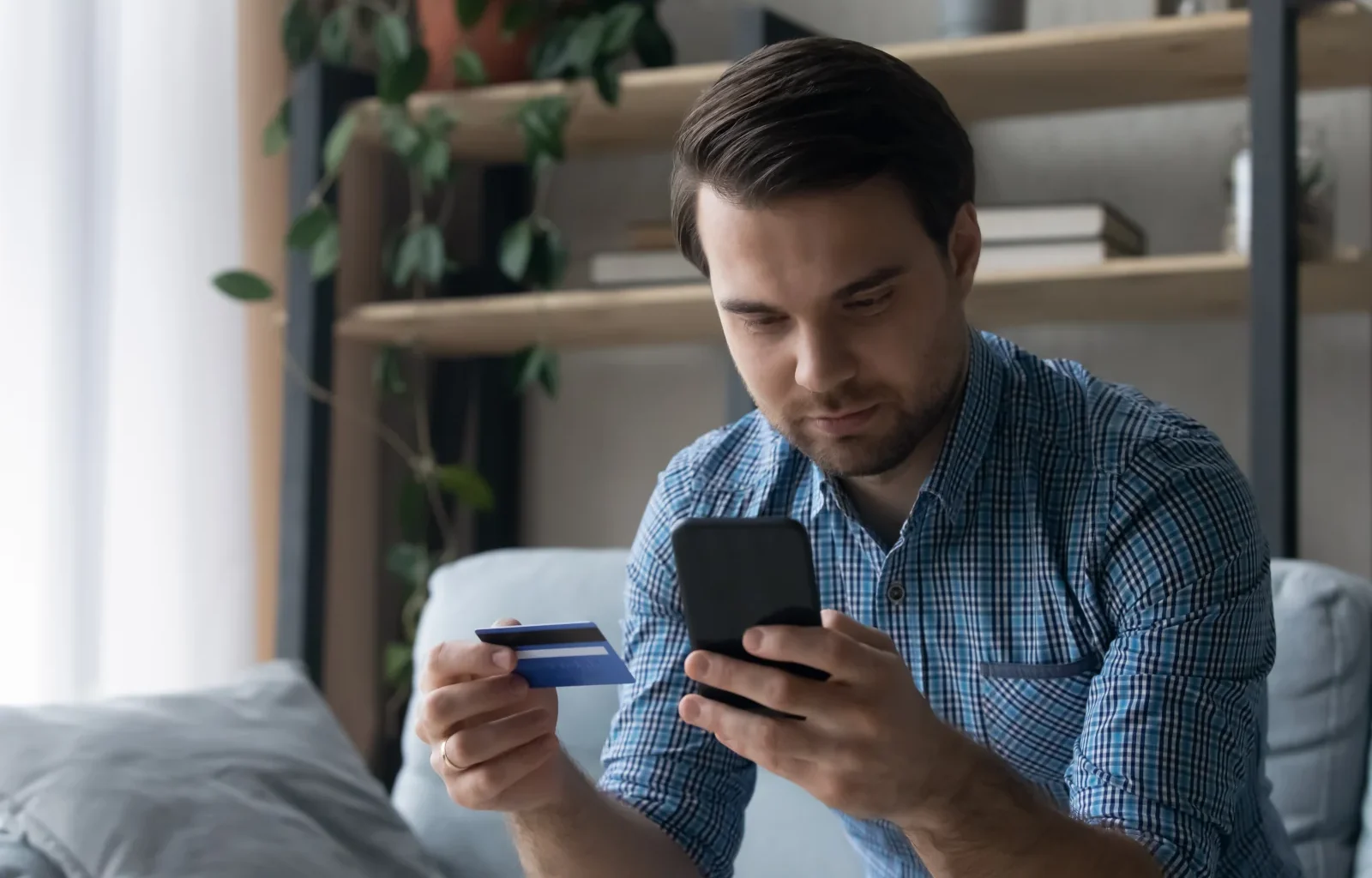 junger Mann bestellt die Payback American Express Card mit einem erhöhten Willkommensbonus