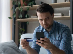 junger Mann bestellt die Payback American Express Card mit einem erhöhten Willkommensbonus