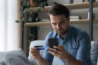 junger Mann bestellt die Payback American Express Card mit einem erhöhten Willkommensbonus