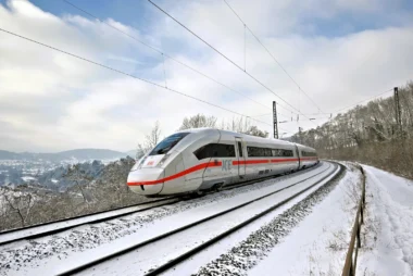ICE der Deutschen Bahn in winterlicher Umgebung - im Januar können BahnBonus Mitglieder dreifache Punkte in der Bordgastronomie sammeln