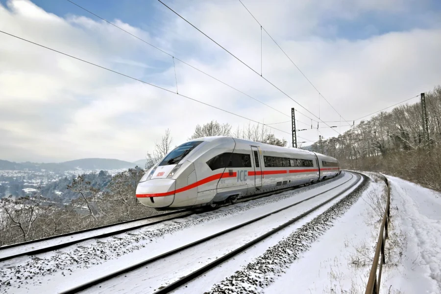 ICE der Deutschen Bahn in winterlicher Umgebung - im Januar können BahnBonus Mitglieder dreifache Punkte in der Bordgastronomie sammeln