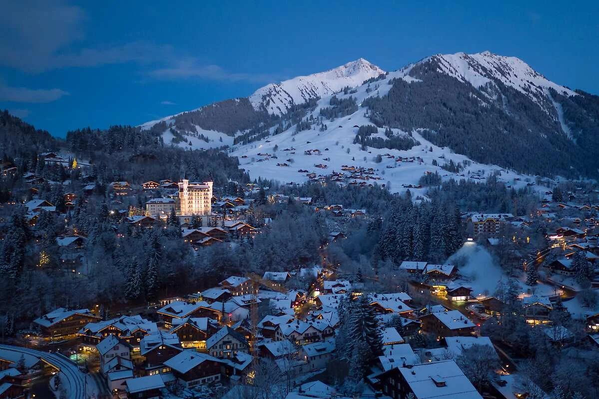 Gstaad Palace im Schnee Drohneaufnahme 