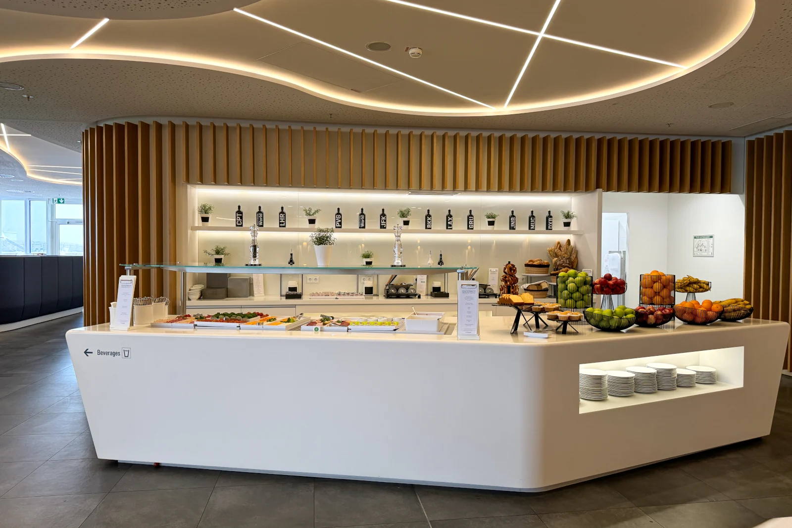 kaltes und warmes Buffet in derAirport Lounge World am München Airport