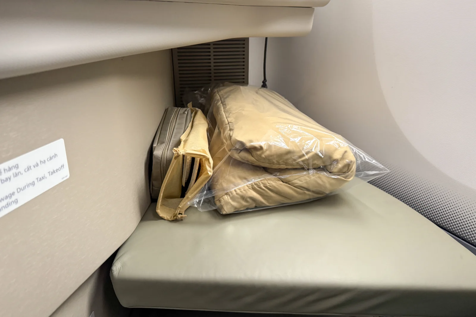 Decke und Kissen Vietnam Airlines Business Class