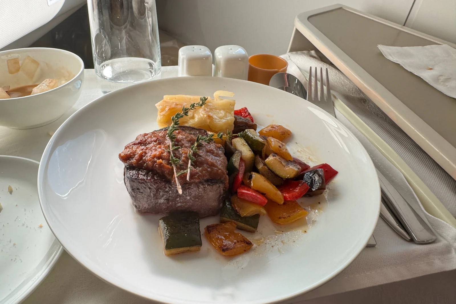 Rinderfilet mit Pfeffersauce und Kartoffelgratin Mittagessen in der Vietnam Airlines Business Class auf München - Saigon