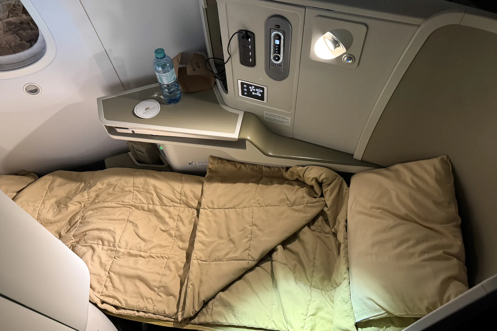 Vietnam Airlines Business Class Sitz in der Bett-/Liegeposition