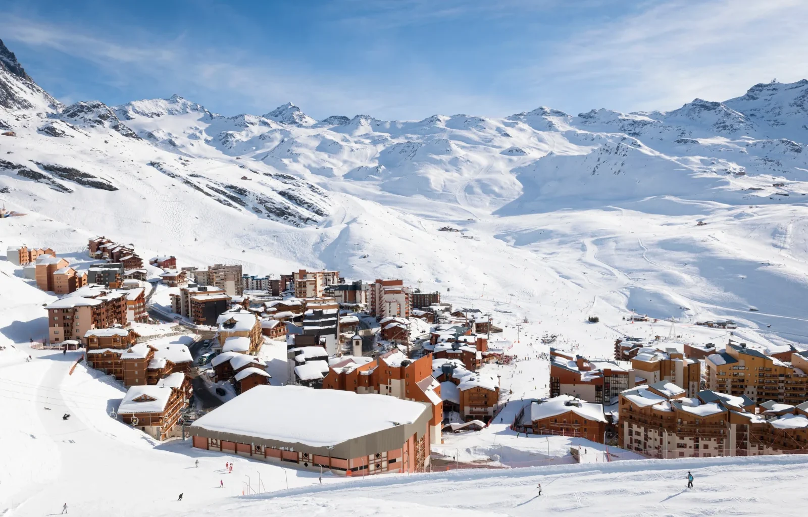 Verschneite Häuser in den Val Thorens in den drei Täler