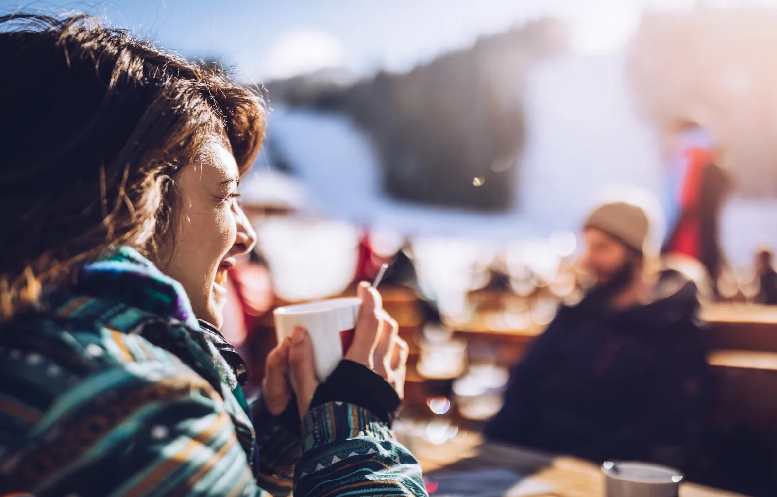 junge Frau auf der Hütte im Winterurlaub mit Accessoires ihres Amex Platinum Shoppingguthaben