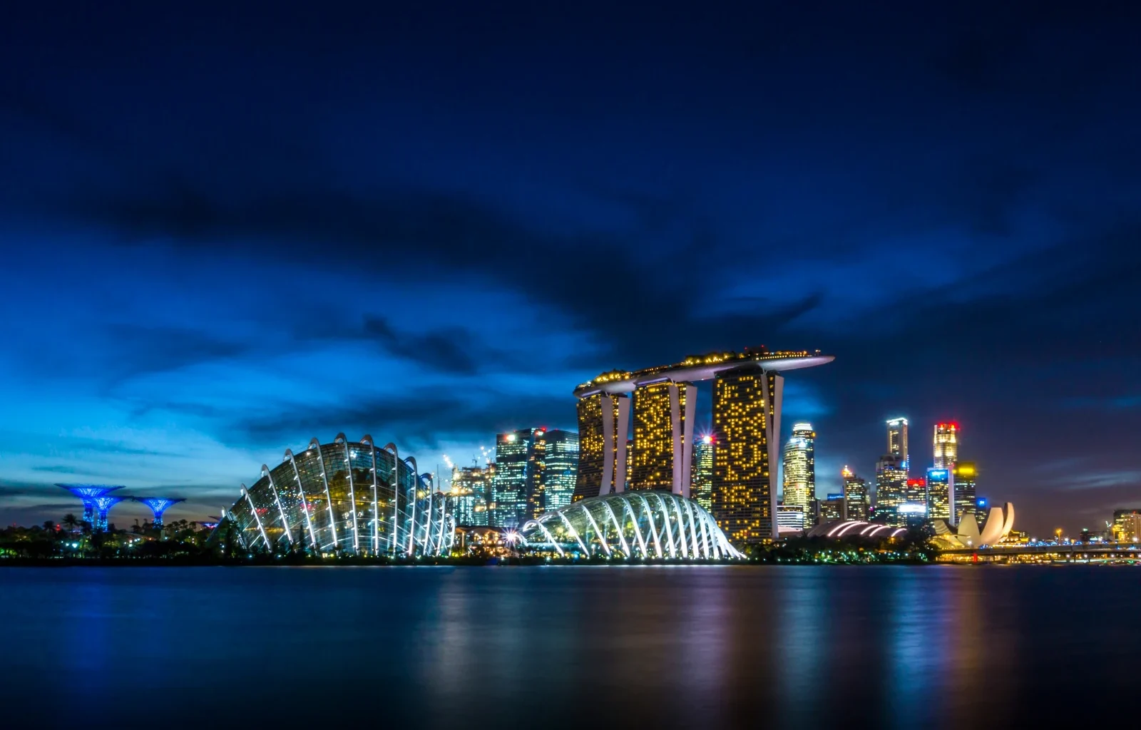 Skyline von Singapur im Nachthimmel