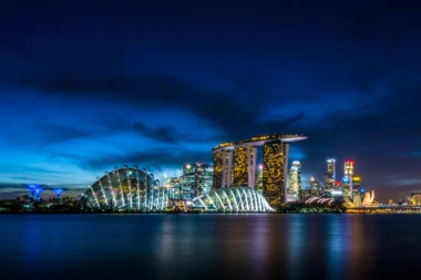 Skyline von Singapur im Nachthimmel
