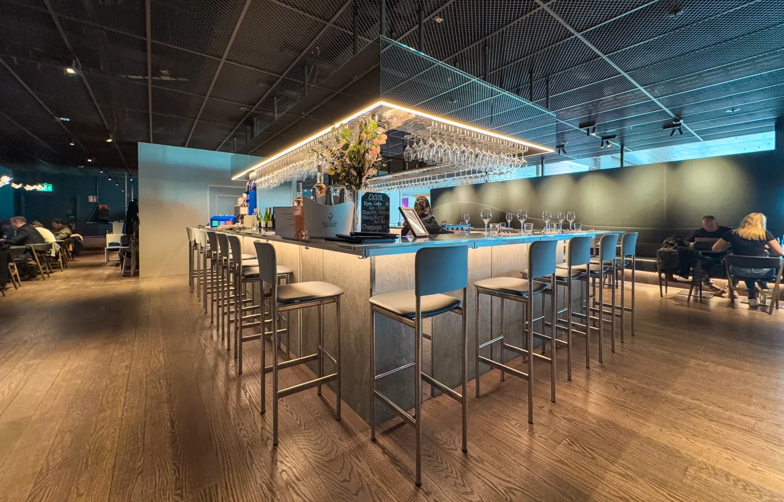 Bar der American Express Lounge Ponts Frithiof Stockholm Arlanda Airport