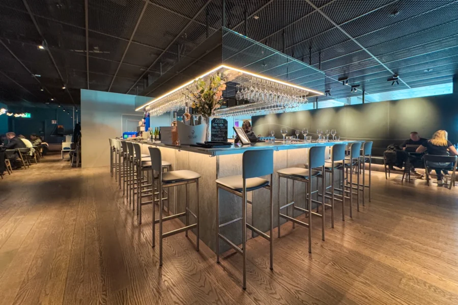 Bar der American Express Lounge Ponts Frithiof Stockholm Arlanda Airport