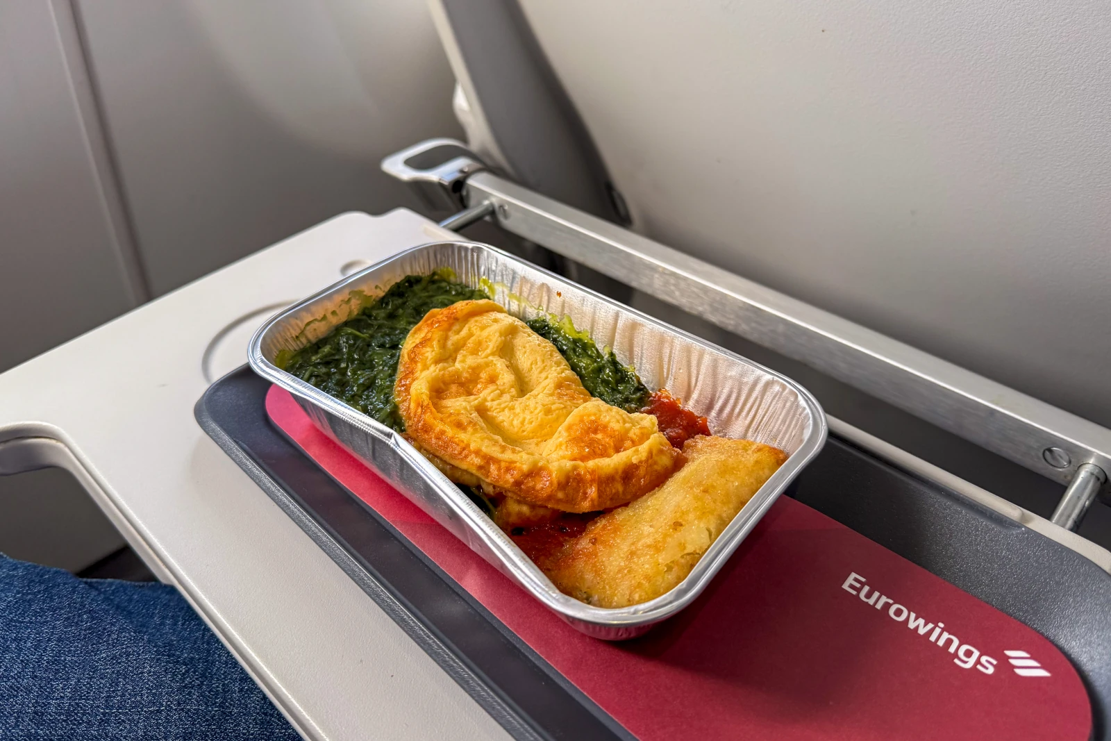 Warmes Frühstück mit Eiern und Spinat in Eurowings BIZclass Stuttgart - Dubai