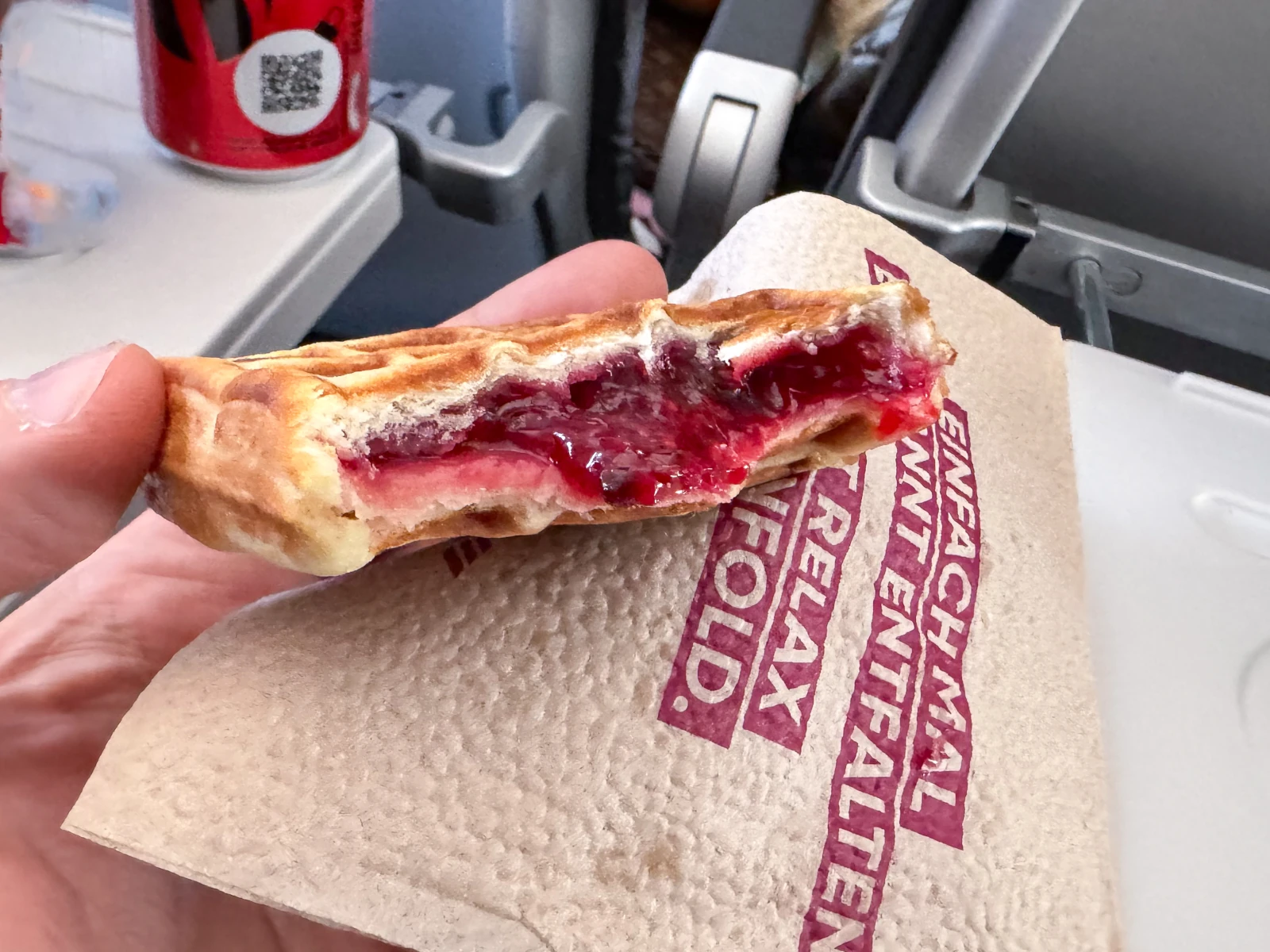 heiße Waffel Eurowings mit Beeren gefüllt