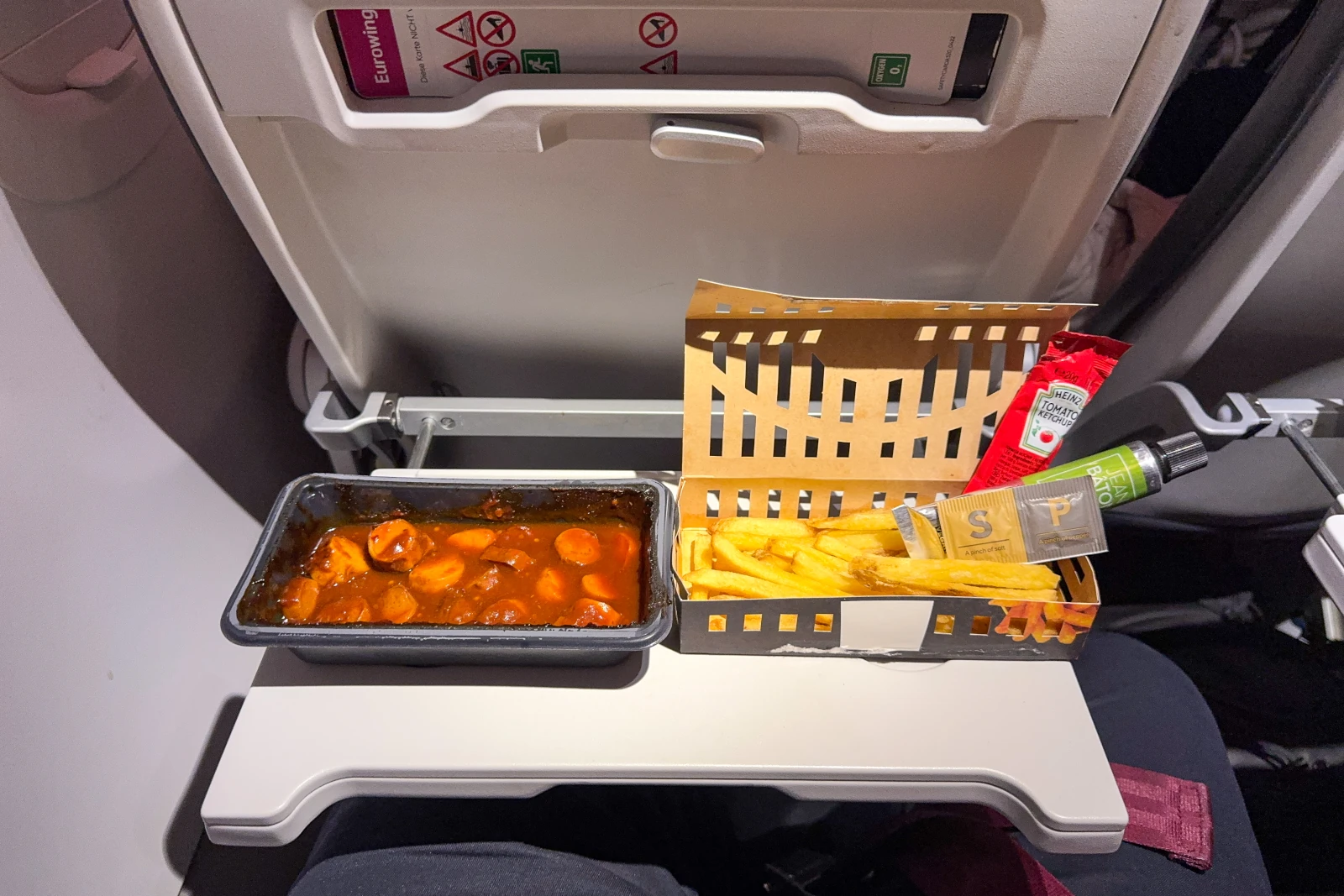 Eurowings Currywurst und Fries in the Skies