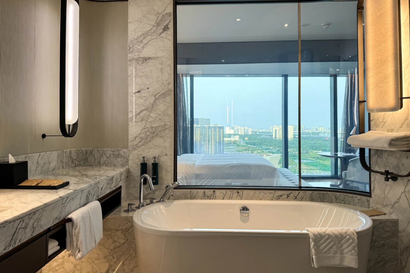 Badezimmer King Deluxe Corner Suite Hilton Saigon