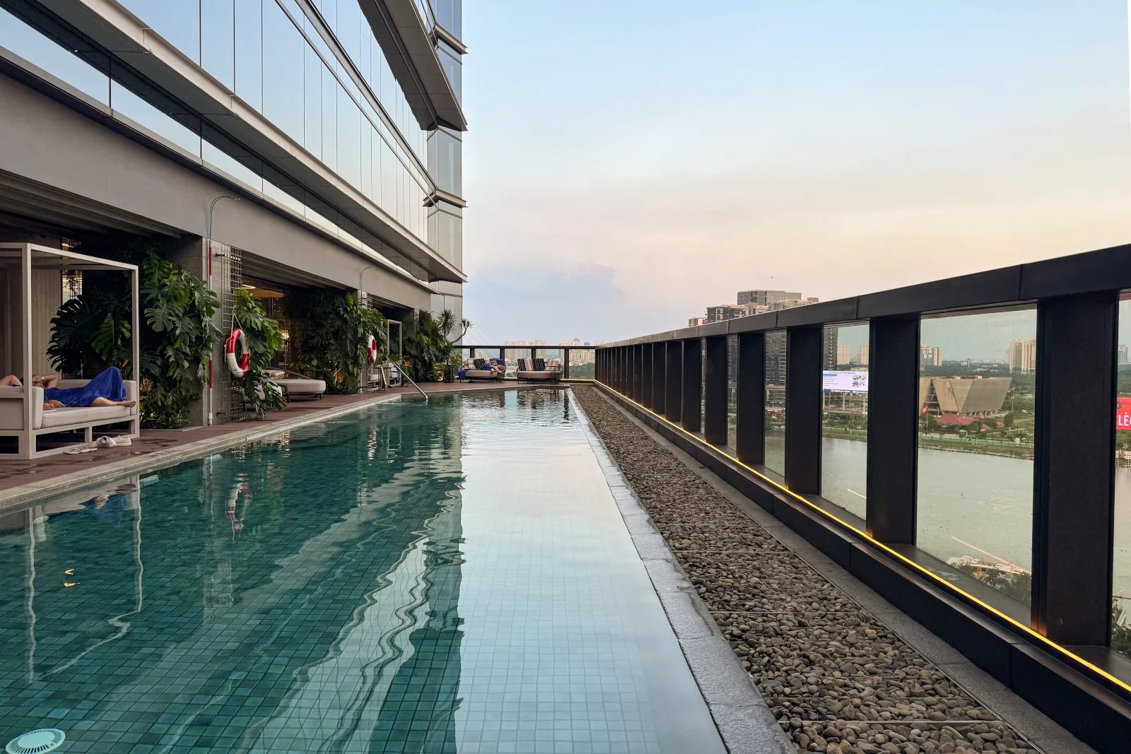 Der Pool des Hilton Saigon