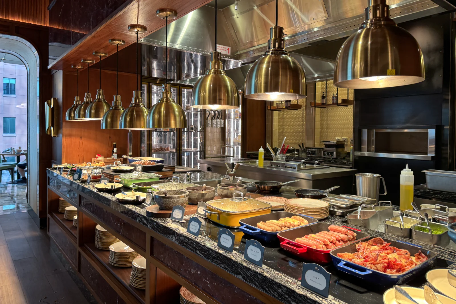 asiatisches Buffet und Kochstation Frühstück Hilton Saigon