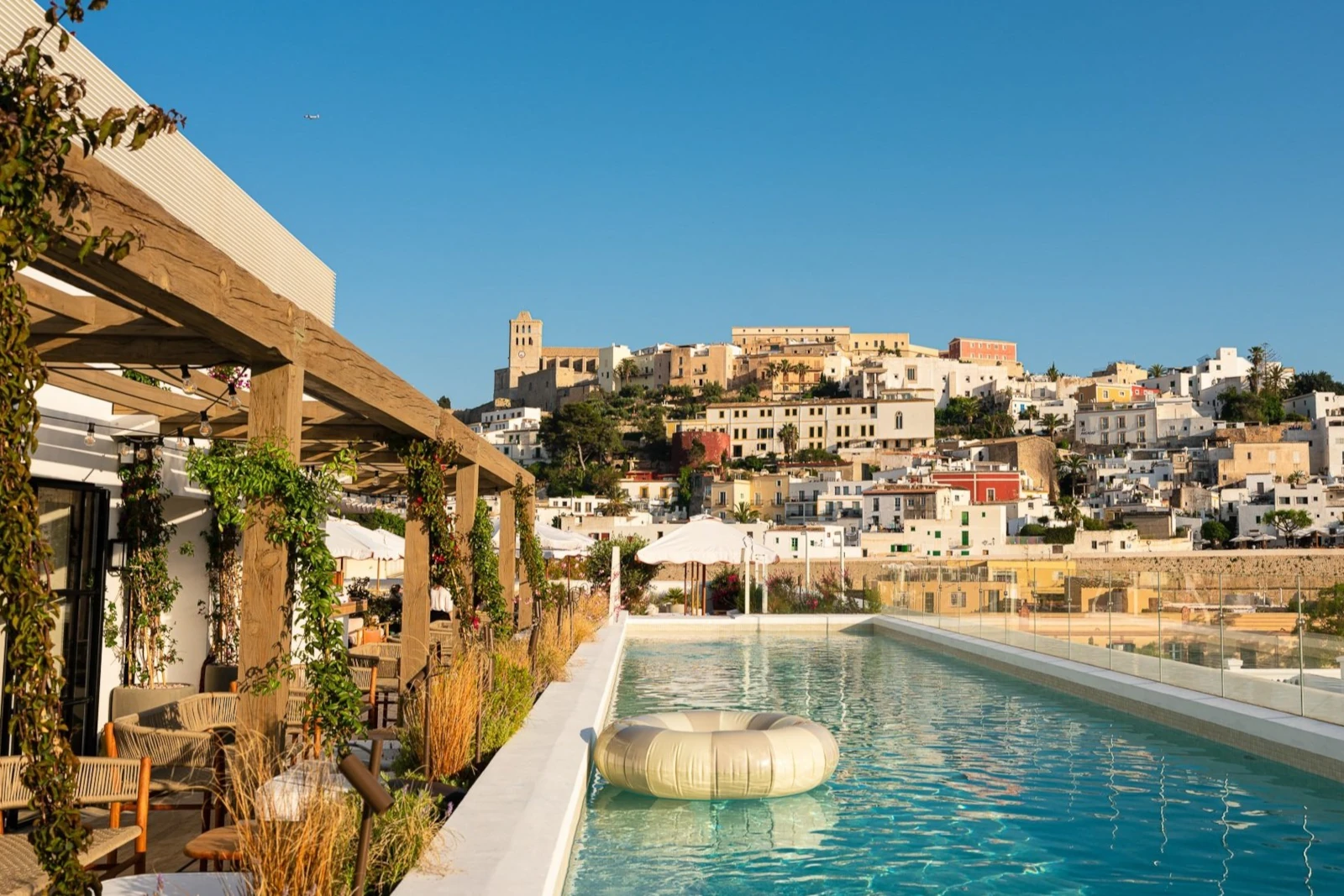 Pool im the standard Ibiza Stadt neues Hotel mit 500 Punkten von World of Hyatt