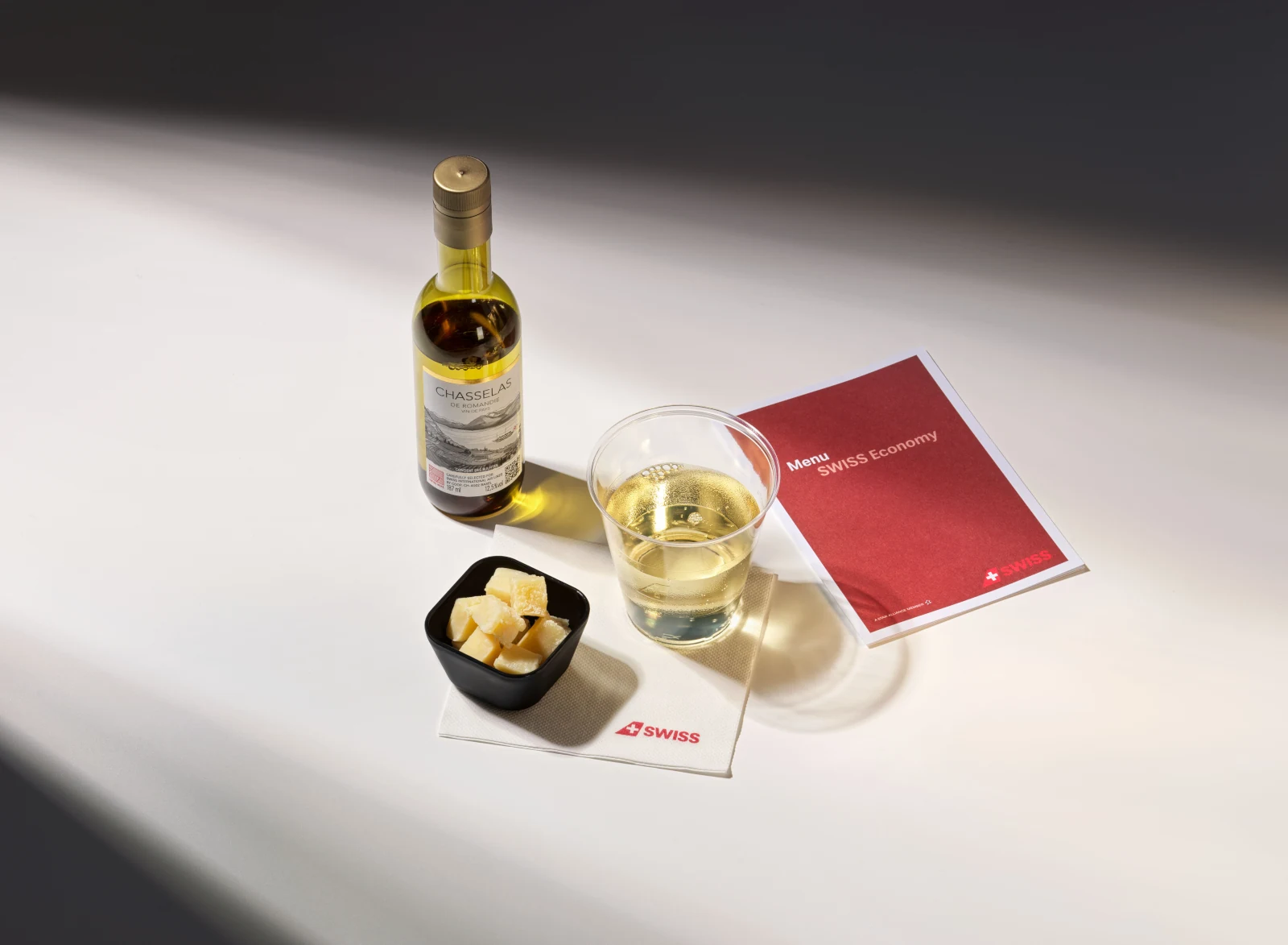 Wein und Schweizer Käse beim Apéro Service der SWISS Senses Economy Class