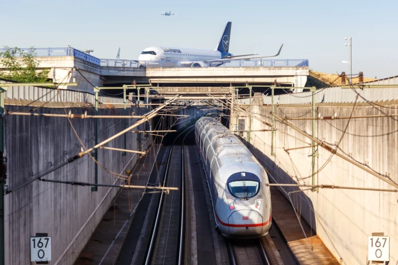 Airbus A320neo Lufthansa-Flugzeug und ICE-Zug der Deutschen Bahn am Frankfurter Flughafen