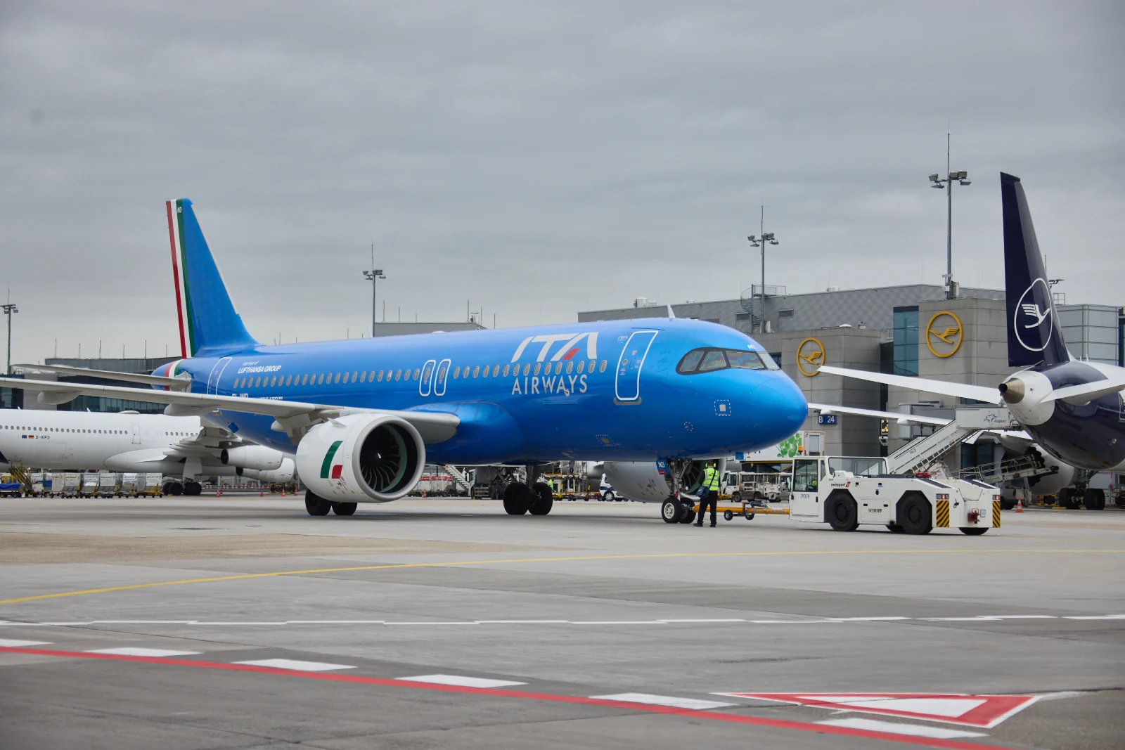 ITA Airways Flugzeug am Flughafen München Terminal 2 der Lufthansa und Star Alliance Patnerfluggesellschaften