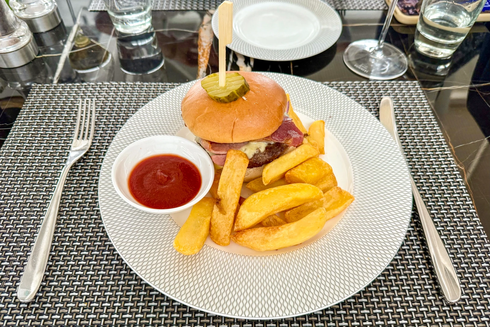 BA Concorde Room Burger in der Lounge in London Heathrow