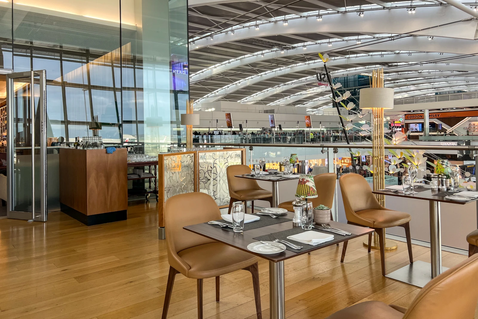 Essbereich Terrasse der Concorde Room Lounge von British Airways am Flughafen London Heathrow