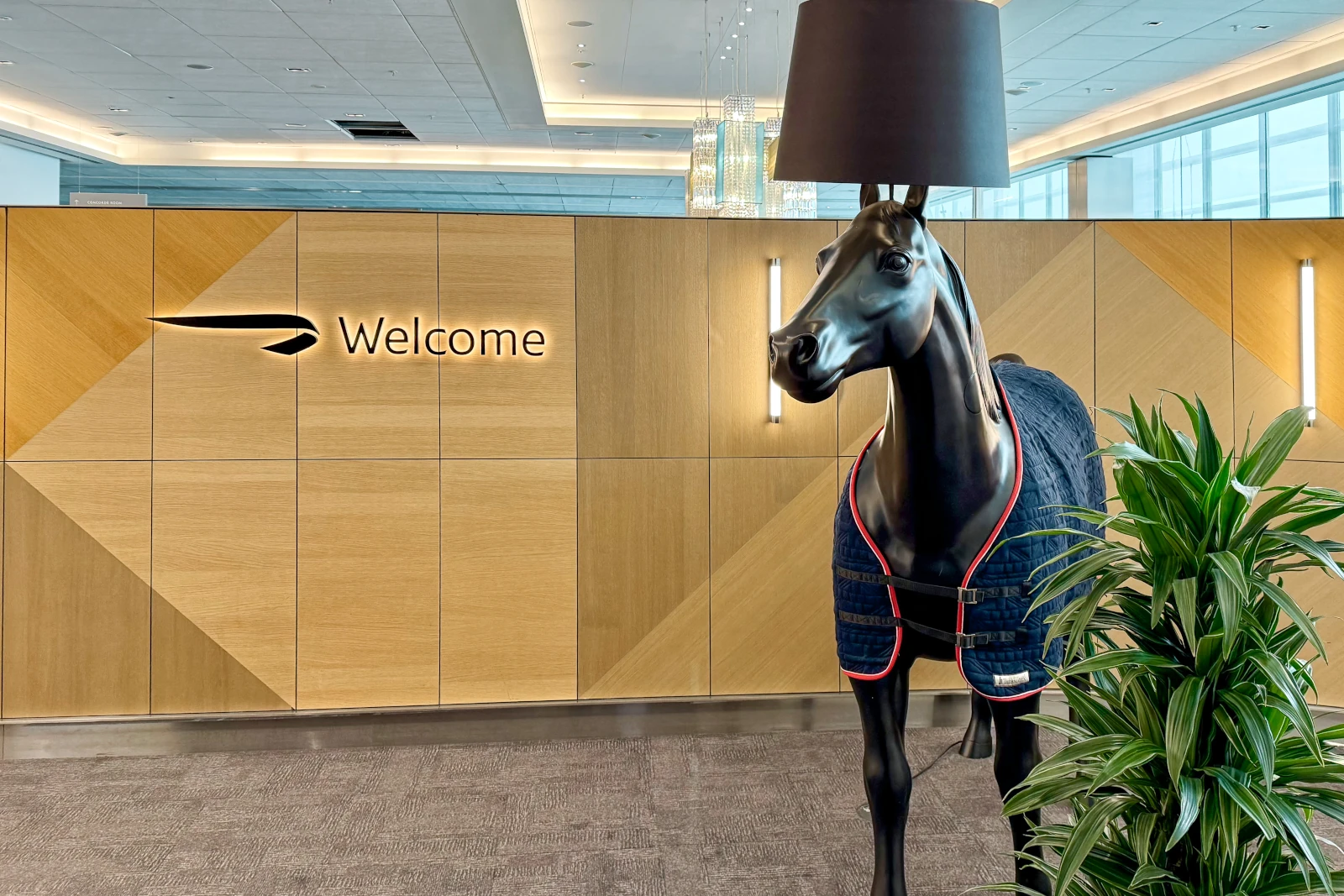 British Airways Mooi Horse Lamp im First Wing London Heathrow