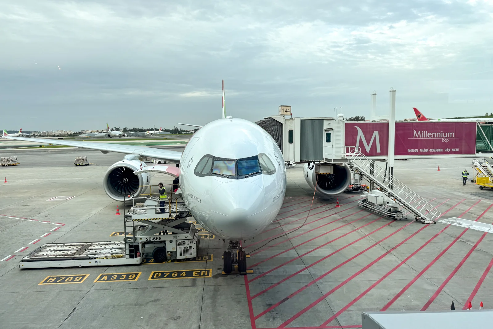 Himmel, Platane Flugzeug Hobel, draußen, Flugzeug, Verkehrsflugzeug, Fahrzeug, Transport, Flugreise, Airline, Flugplatzvorfeld, Gelände, Flughafen, Wolke, Fluggastbrücke, Düsenflugzeug, Flugzeugtriebwerk, Runway, Düsentriebwerk, Luftfahrttechnik, Luftfahrt, Dienstleistung, Schmalrumpfflugzeug, Asphalt, halten, airbus, Landeklappe, Sitzen