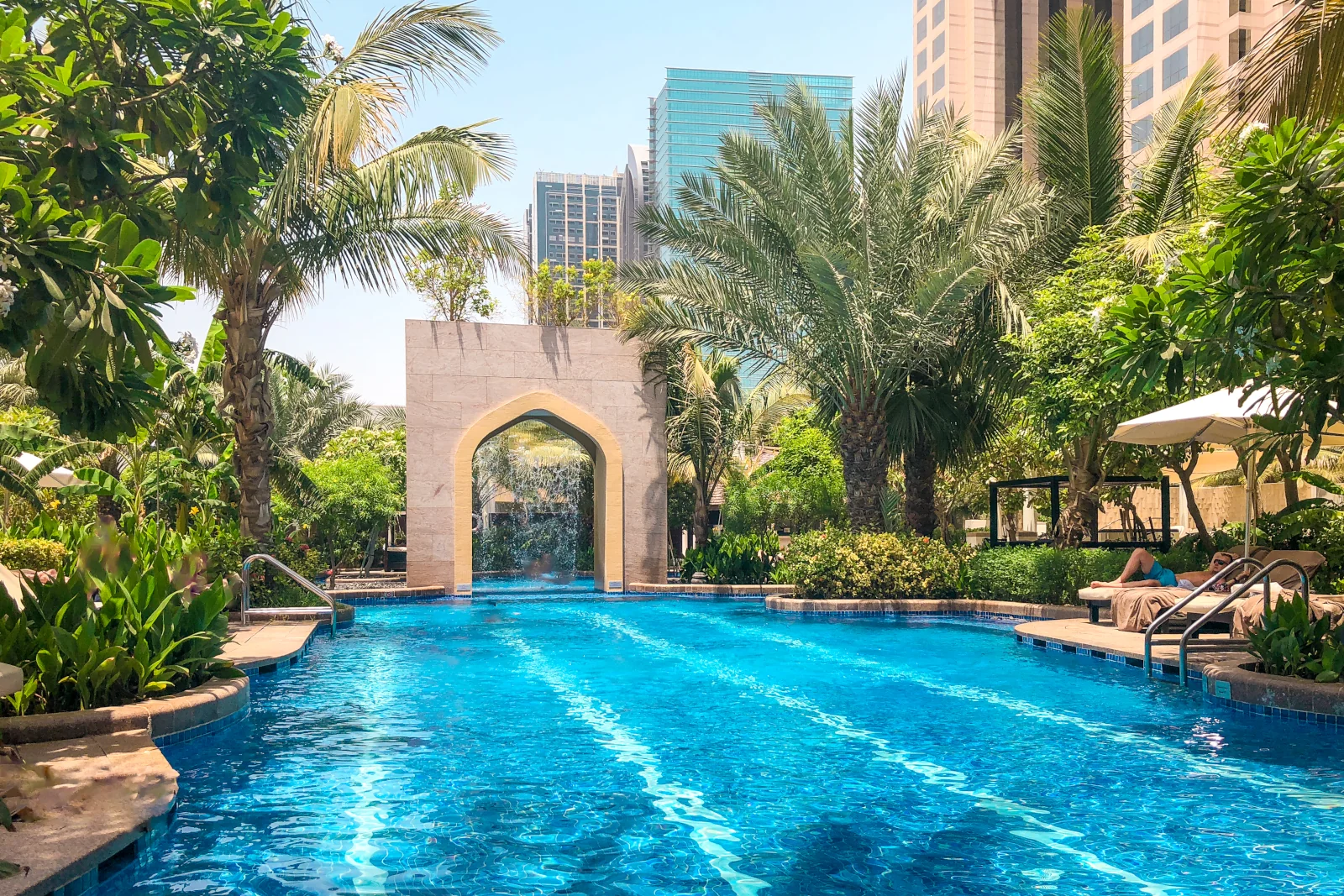 Pool des Conrad Dubai in unserem Guide zum Hilton Honors Treueprogramm