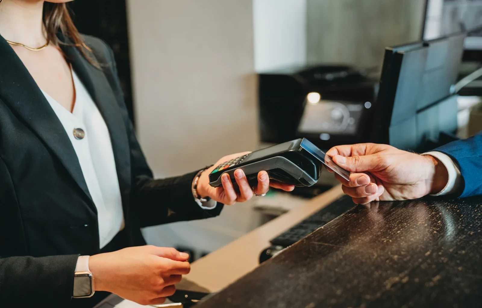 Mann bezahlt mit Amex Platinum oder Business Platinum an einer Hotelrezeption