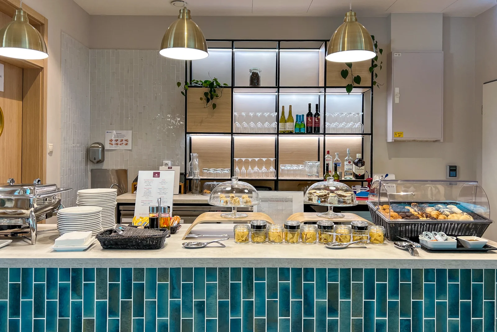 Buffet in der Plaza Premium Lounge am Flughafen Budapest