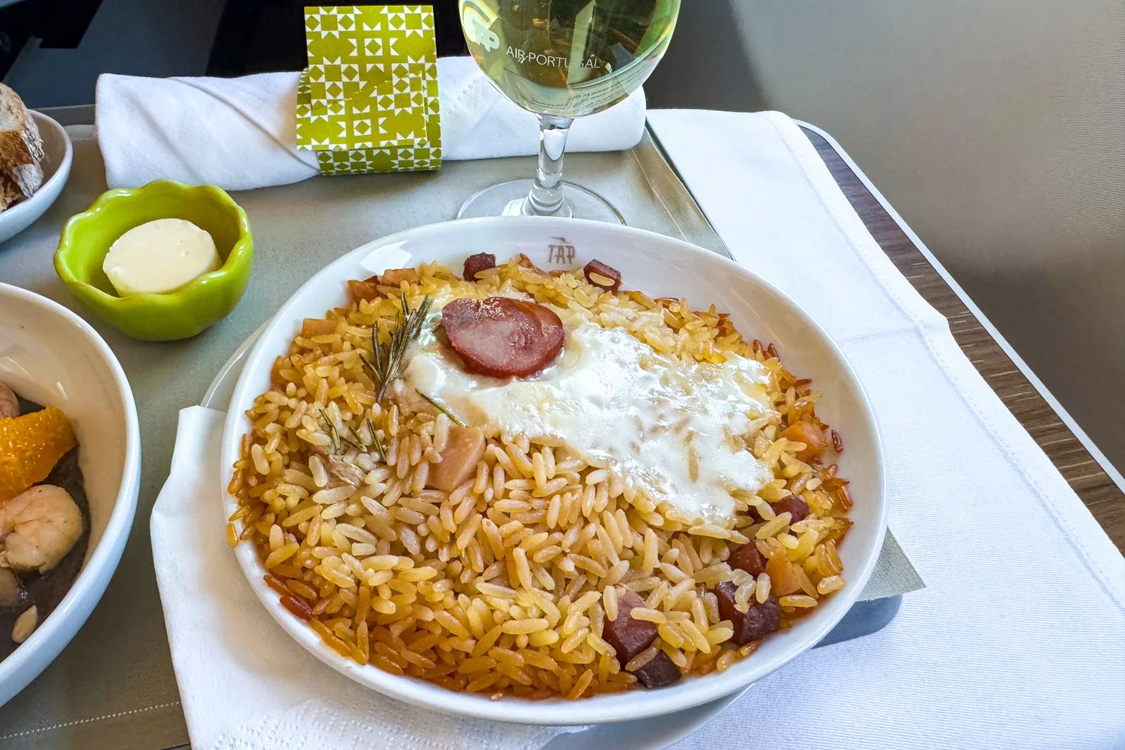 Business Class Menü TAP – Hauptgericht Entenreis an Bord im Review 