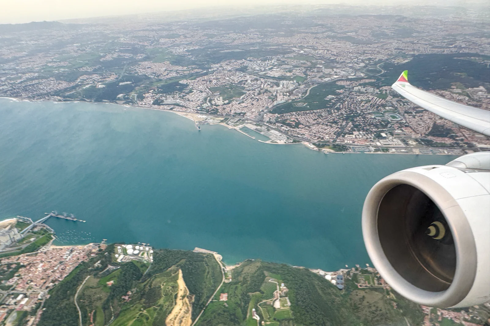 Abflug in Lissabon Blick auf Flügel und Triebwerk der Airbus A330neo
