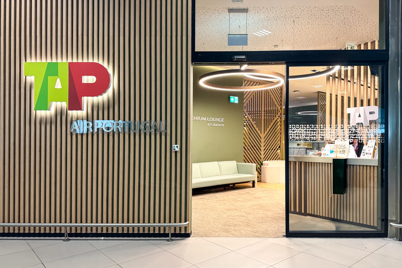 Eingang TAP Atlantico Premium Lounge Lissabon – Business Class Erfahrung