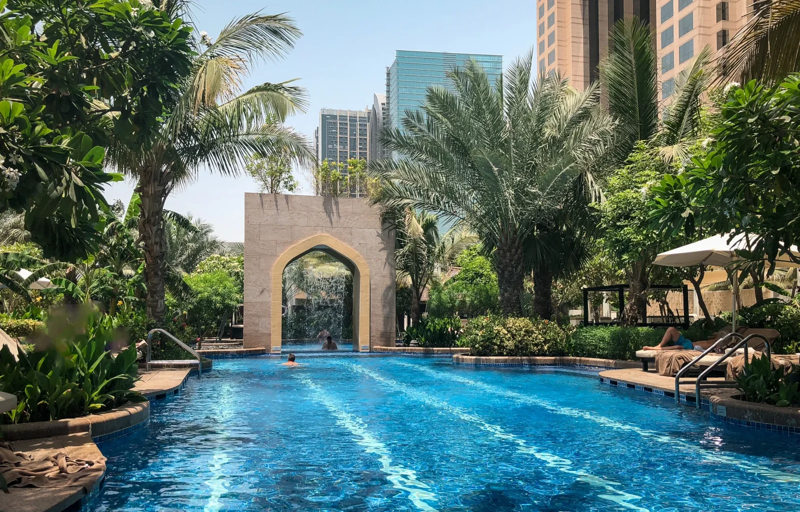 Swimmingpool im Conrad Dubai - ein Hotel des weltweiten Hilton Honors Portfolios