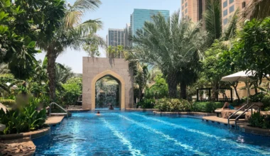 Swimmingpool im Conrad Dubai - ein Hotel des weltweiten Hilton Honors Portfolios