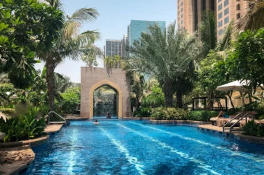 Swimmingpool im Conrad Dubai - ein Hotel des weltweiten Hilton Honors Portfolios
