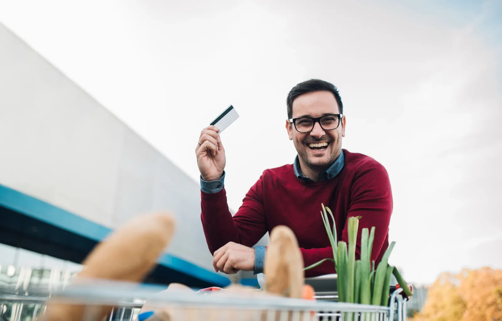 junger Mann freut sich über das Amex Platinum Willkommensbonus Angebot