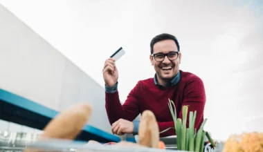 junger Mann freut sich über das Amex Platinum Willkommensbonus Angebot