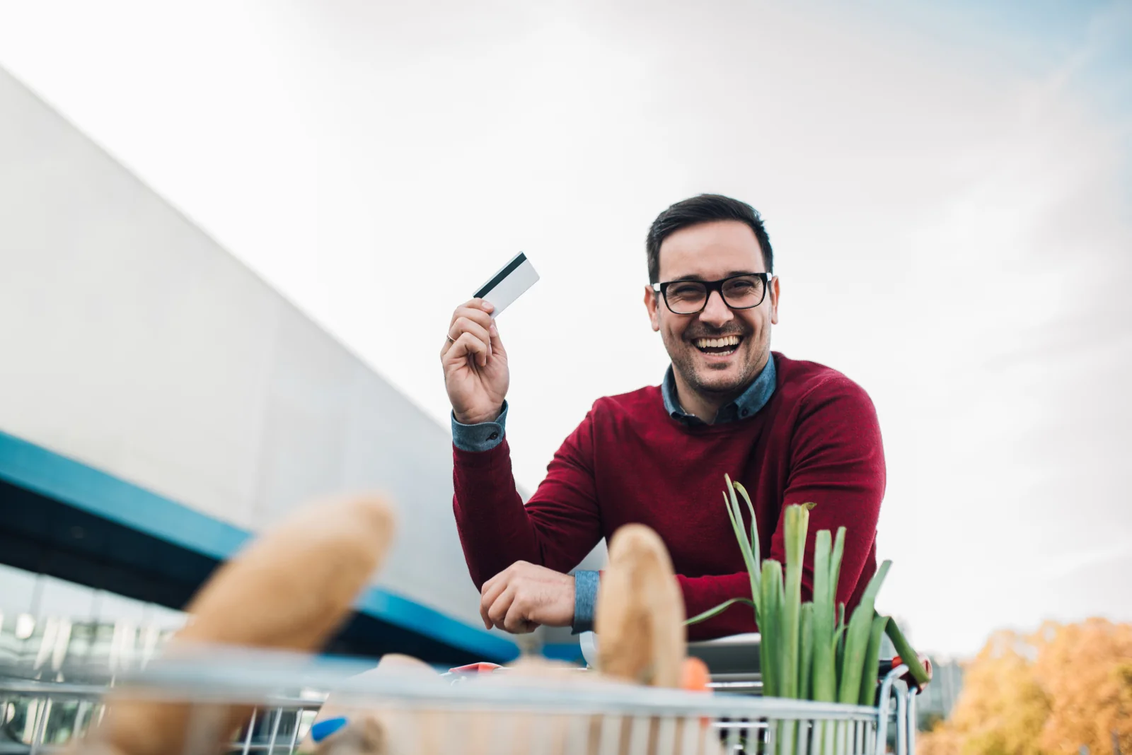 junger Mann freut sich über das Amex Platinum Willkommensbonus Angebot