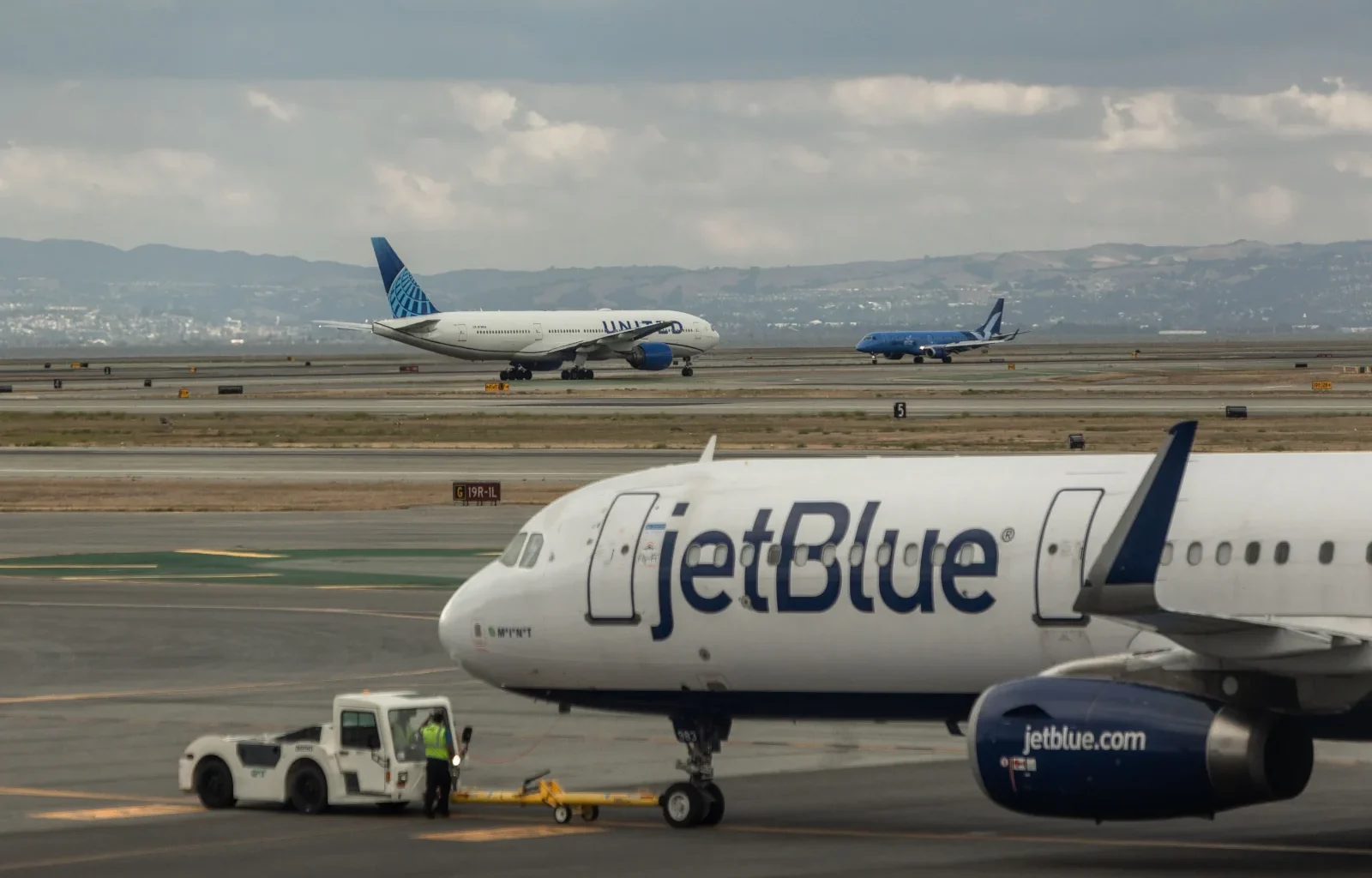 Ein Jetblue Flugzeug, ein United Airlines Flugzeug - neue Partnerschaft Blue Sky