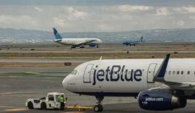 Ein Jetblue Flugzeug, ein United Airlines Flugzeug - neue Partnerschaft Blue Sky