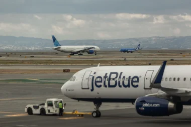 Ein Jetblue Flugzeug, ein United Airlines Flugzeug - neue Partnerschaft Blue Sky