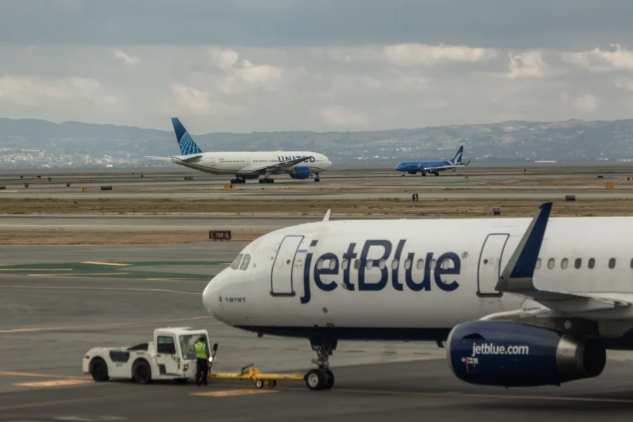 Ein Jetblue Flugzeug, ein United Airlines Flugzeug - neue Partnerschaft Blue Sky