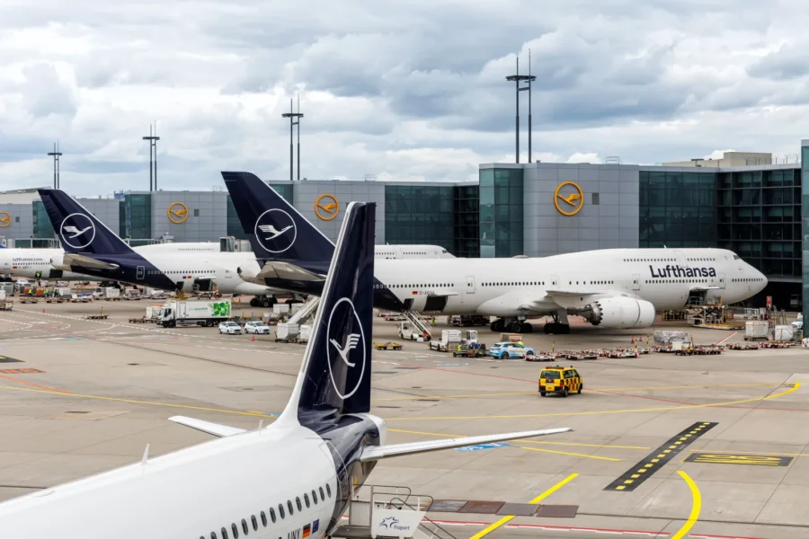 Lufthansa Flugzeuge am Flughafen Frankfurt schwieriger mit Miles & More Meilen und dem neuen dynamischen Preissystem zu buchen